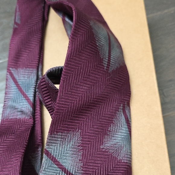 Vintage Giorgio Armani Geometric  Tie in Burgundy and Gray - Picture 5 of 5